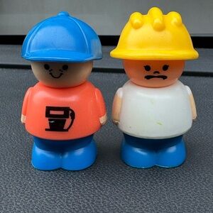 2 vintage shelcore play figures